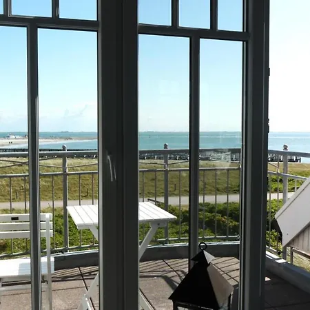 An Bord Im Strandtuun *