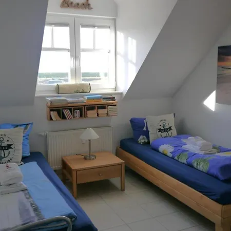 An Bord Im Strandtuun *