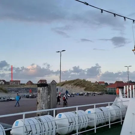 An Bord Im Strandtuun *